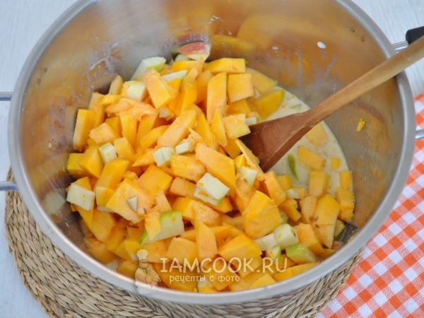 Положить в молоко тыкву, яблоко, цедру и сахар