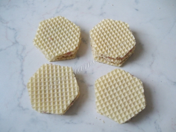 Готовые котлеты в вафлях