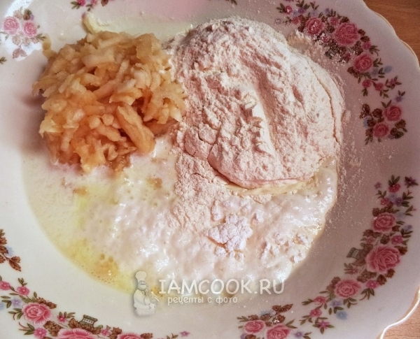 Смешать яблоко, молоко, яйцо и муку