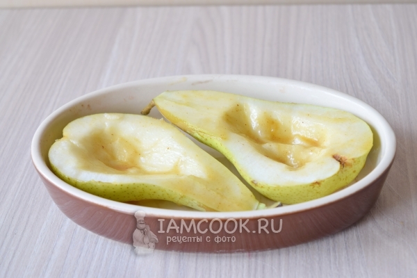 Положить груши в форму