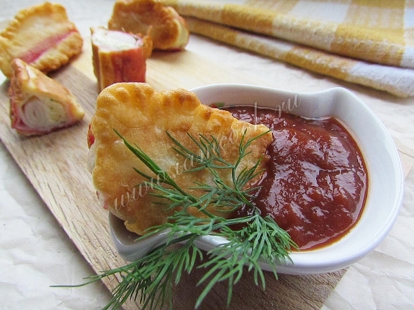 Фаршированные крабовые палочки с соусом