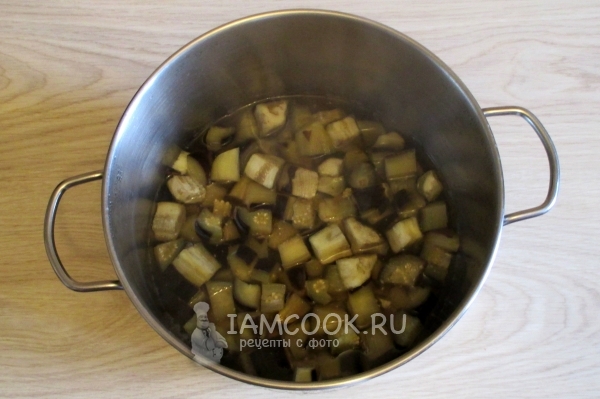 Положить баклажаны в маринад