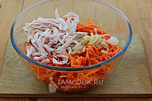 Положить к моркови лук и курицу