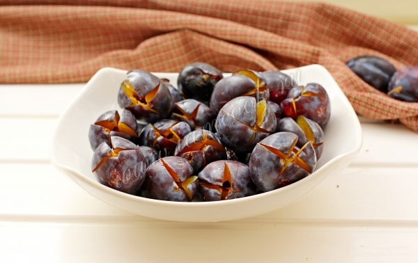 Слива надрезанная