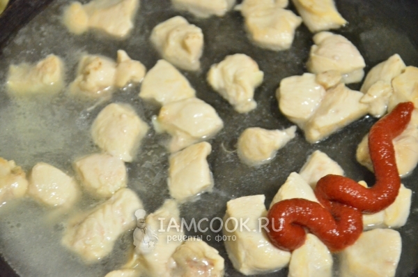 Положить томатную пасту