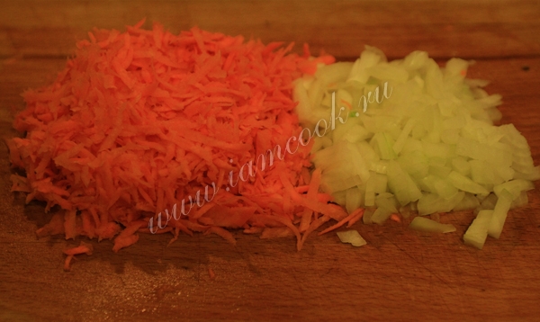 нарезанная морковь и лук