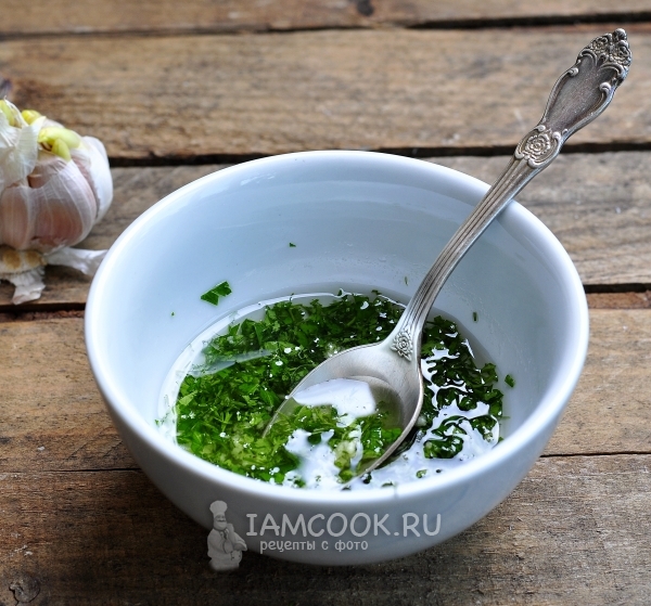Смешать масло, зелень и чеснок