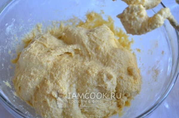 Смешать миксером яйца с сухой смесью