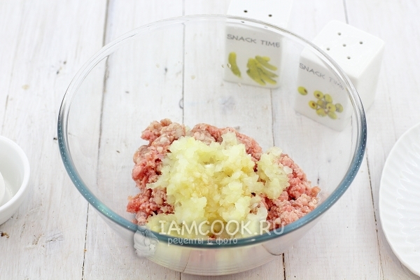 Смешать фарш с чесноком и луком