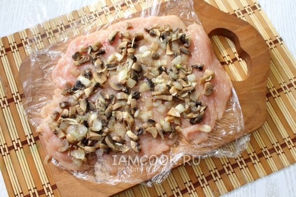 Выложить на филе грибы