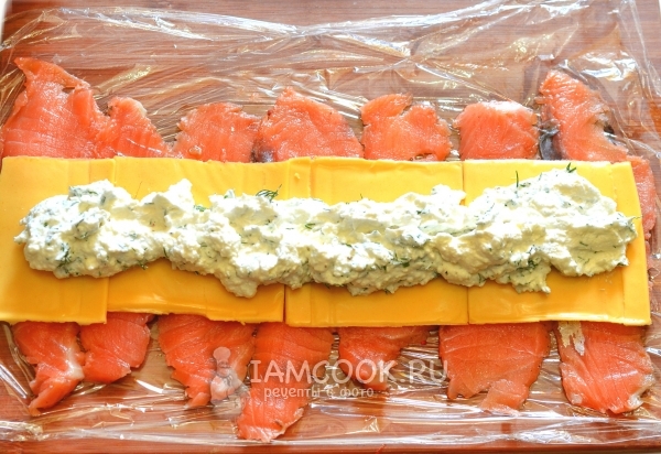 Положить сырную начинку