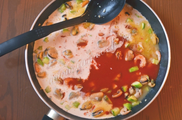 Влить томатный сок и сливки