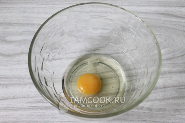 Разбить яйцо в миску
