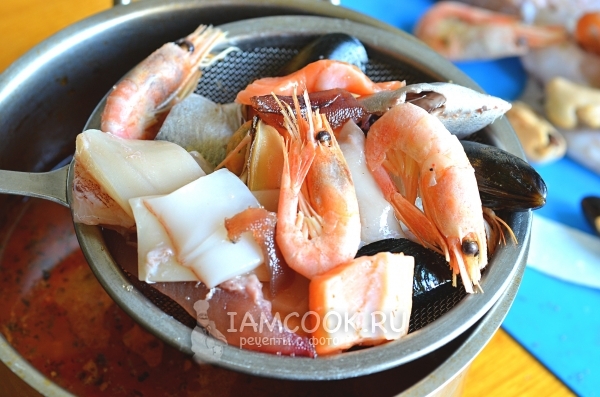 Положить морепродукты