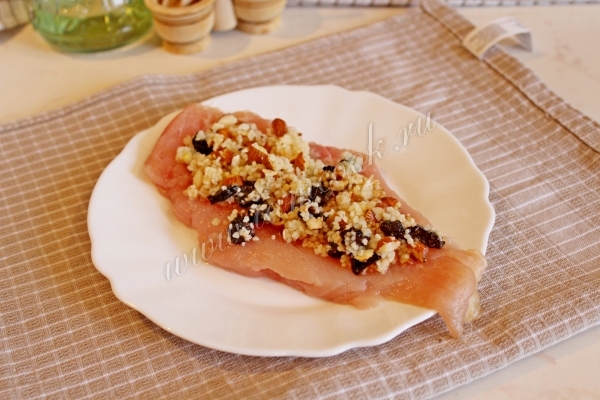 Выложить начинку на отбитое филе