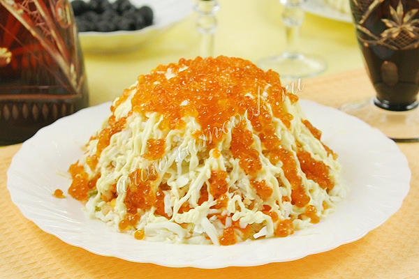 Салат с красной икрой и горбушей