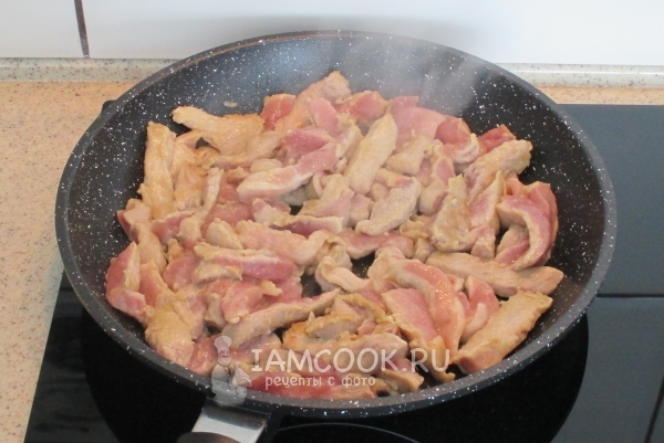 Обжарить мясо