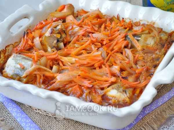 Фото минтая в духовке с морковью и луком
