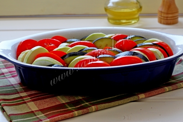 Кабачки и баклажаны в форме для запекания