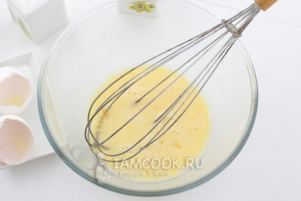 Взбить яйца с молоком