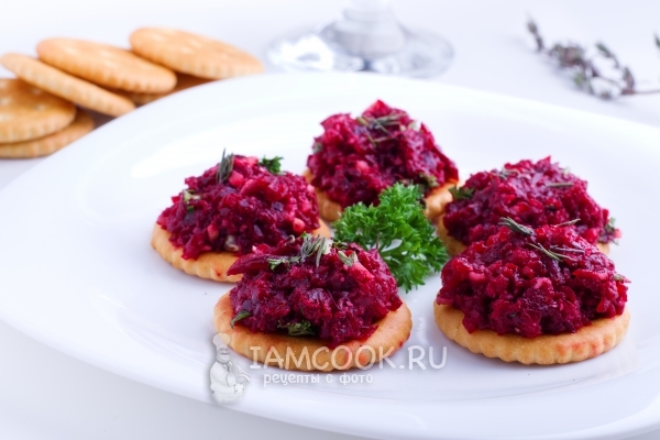 Фото закуски «Крекер с песто из свеклы»