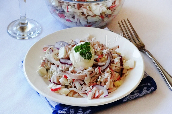 Cалат из кальмаров с крабовыми палочками