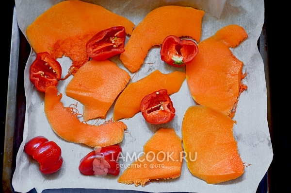 Положить на противень тыкву и перец