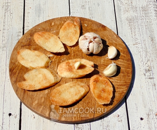 Натереть хлеб чесноком