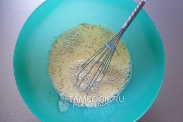 Смешать яйца, сахар и корицу