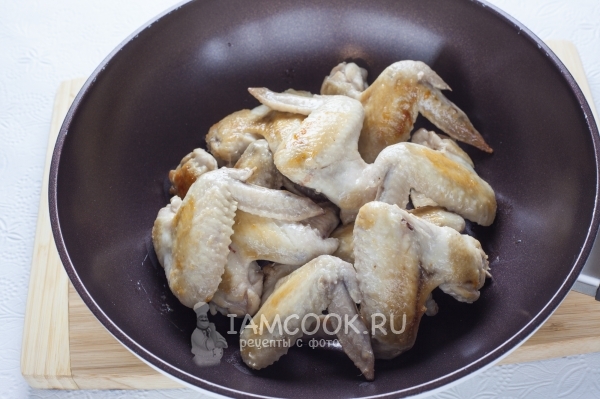 Обжарить куриные крылышки