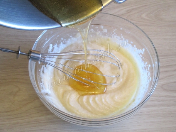 Влить сироп