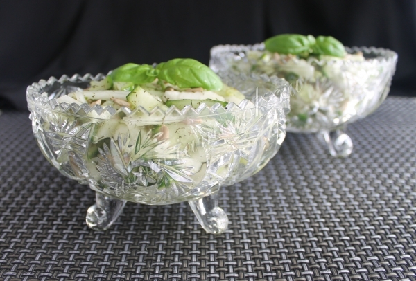 Простой овощной салат с кольраби