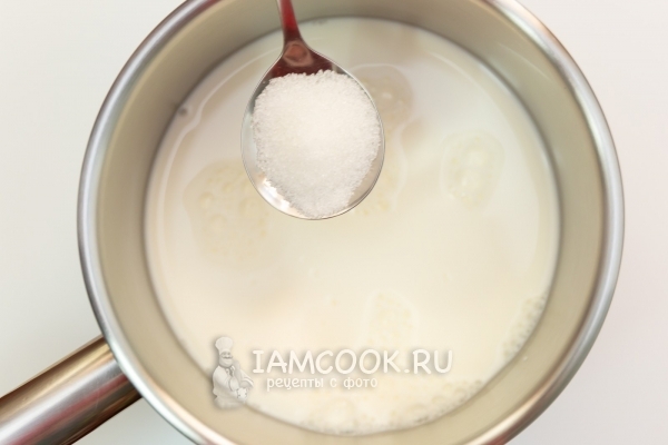 Всыпать в молоко сахар и соль