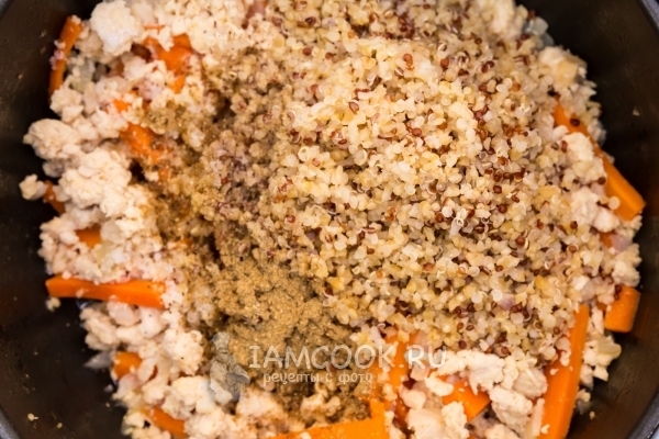 Смешать мясо с овощами, крупу и специи