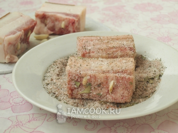 Обвалять сало в соли со специями