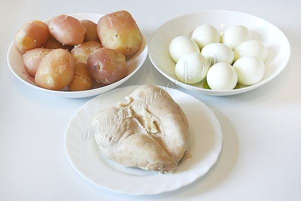 Отварили картошку, яйца и куриную грудку