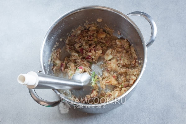 Измельчить яблоки и стевию