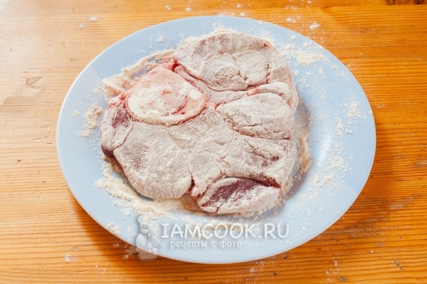 Обвалять мясо в муке