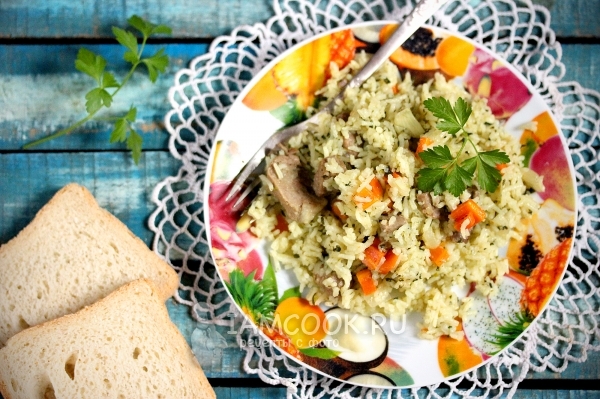 Фото риса с мясом и шпинатом в мультиварке