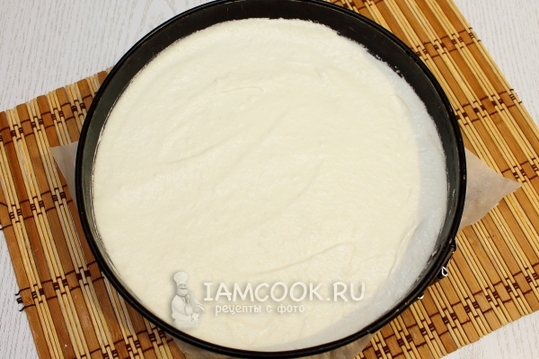 Переложить творожную массу на корж из печенья