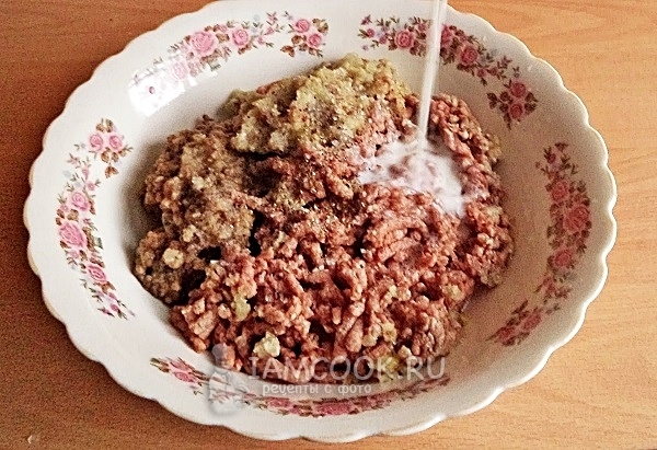 Добавить соль, перец и молоко