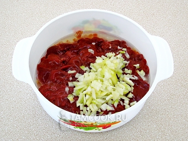 Положить печень и лук