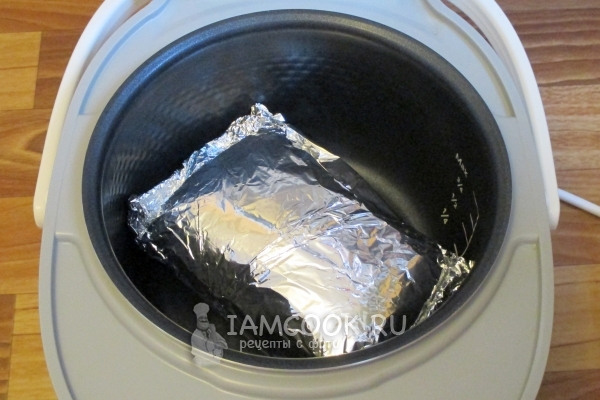 Положить мясо в мультиварку