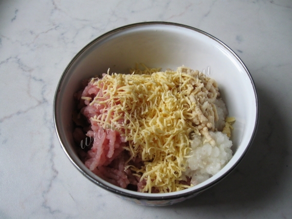 Сыр тертый и лук
