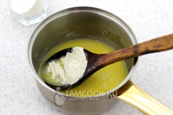 Добавить муку и замесить тесто