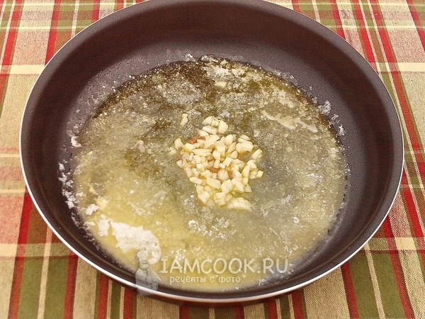 Обжарить на масле чеснок