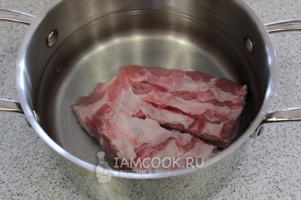 Положить мясо в воду