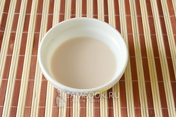 Развести дрожжи в воде