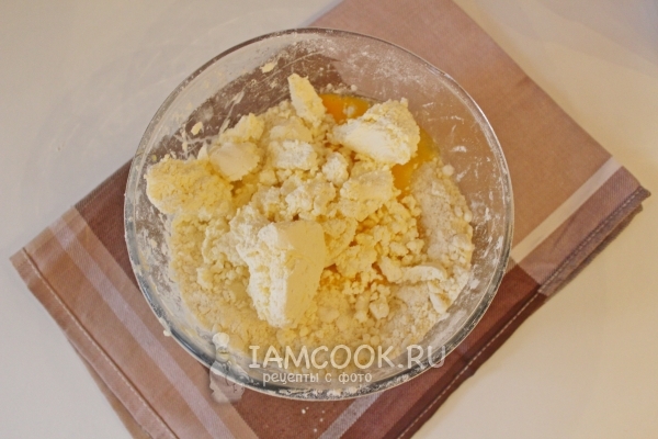 Соединить творог с яйцом и мучной крошкой