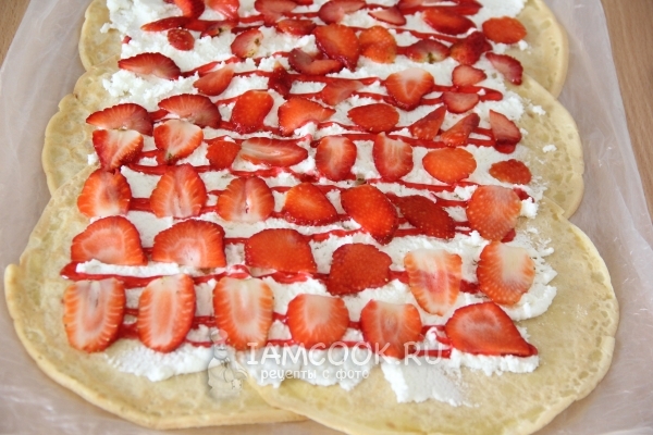 Выложить дольки клубники